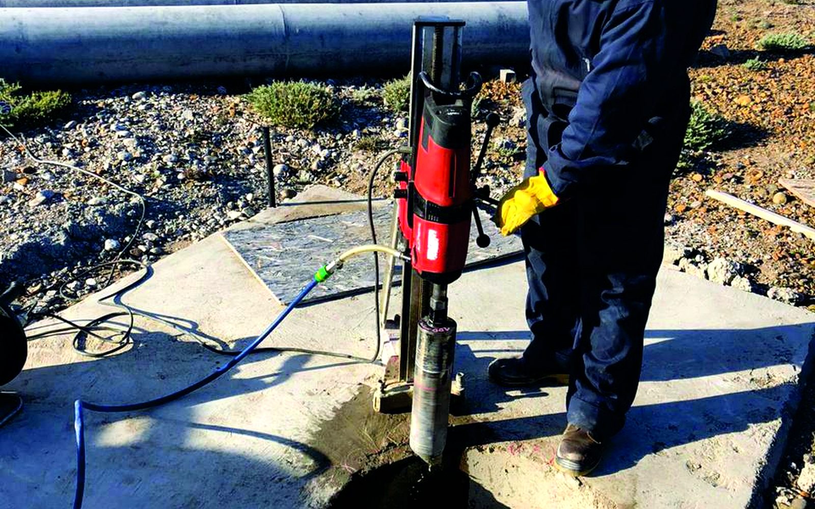 Equipo de Triax Industrial realizando un anclaje químico en planta petrolera